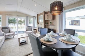 Dining - Host & Stay | Lakeshore Lodge (Pocklington)