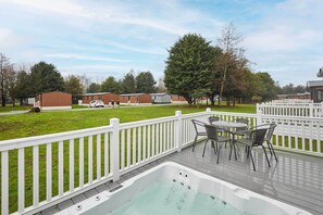 Outdoor dining - Host & Stay | Brian's Lodge (Pocklington)