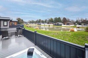 Outdoor spa tub - Host & Stay | Mulberry Lodge (Pocklington)