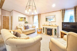 TV, fireplace, offices - Host & Stay |  Peace Lodge (Pocklington)