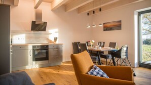 Coffee/tea maker, fridge, microwave, oven - Historic Gulfhof, Lotta, modern furnishings, sauna & large garden on the (Wangerland)