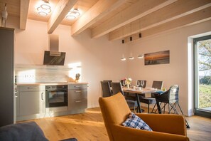 Fridge, microwave, oven, stovetop - Historic Gulfhof, Lotta, modern furnishings, sauna & large garden on the (Wangerland)