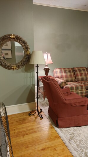 TV, fireplace - Tranquil 2-Bedroom Retreat: Modern Comfort, Fast Wi-Fi & Near GAP Trail (Cumberland)