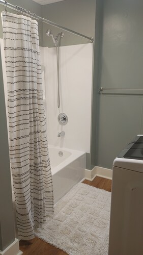 Tranquil 2-Bedroom Retreat: Modern Comfort, Fast Wi-Fi & Near GAP Trail