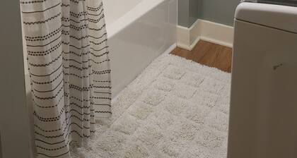 Tranquil 2-Bedroom Retreat: Modern Comfort, Fast Wi-Fi & Near GAP Trail