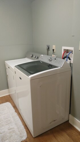 Tranquil 2-Bedroom Retreat: Modern Comfort, Fast Wi-Fi & Near GAP Trail