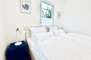 1 bedroom, WiFi, bed sheets - Kurze Straße 2 - Holiday apartment Blaue Koje: first floor, terrace & parking in (Koserow)