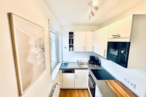 Fridge, microwave, oven, stovetop - Kurze Straße 2 - Holiday apartment Blaue Koje: first floor, terrace & parking in (Koserow)