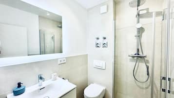 Dusche, Haartrockner, Handtücher