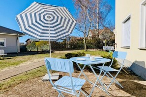 Outdoor dining - Kurze Straße 2 - Holiday apartment Blaue Koje: first floor, terrace & parking in (Koserow)