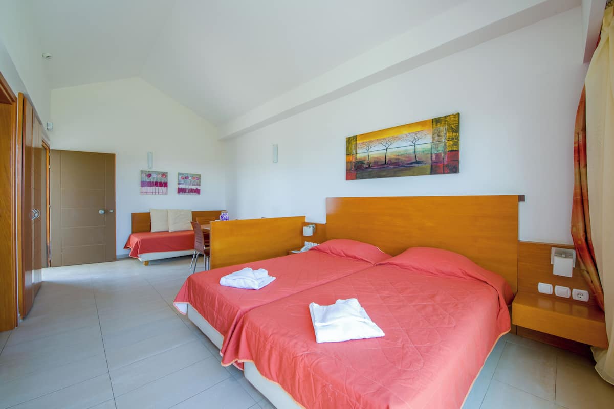 In-room safe, blackout drapes, free WiFi