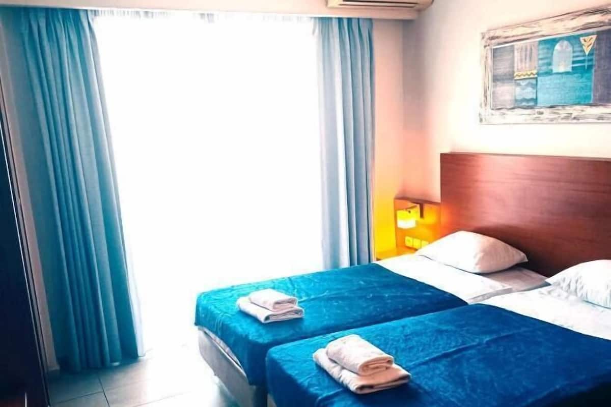 Basic Double or Twin Room | In-room safe, blackout drapes, free WiFi