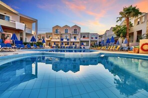 Seasonal outdoor pool, pool umbrellas, sun loungers - Bella Pais Hotel (Maleme)