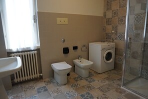 Regadera, secadora de cabello, toallas 