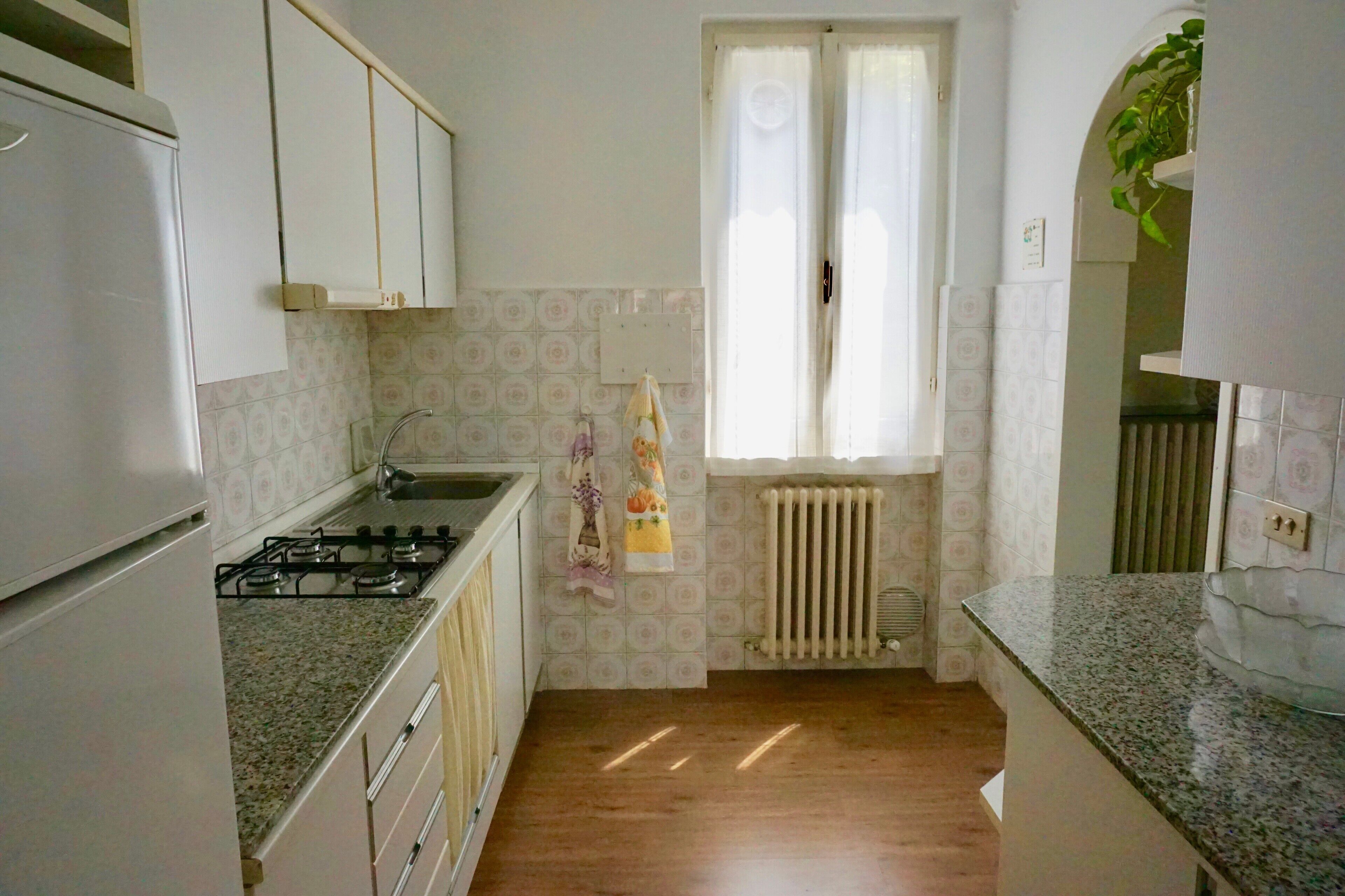 Refrigerador, microondas, parrilla de estufa y cafetera y tetera 