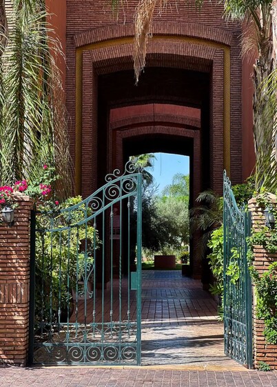 🌴  Chic & Modern Apartment in the Heart of Hivernage – Pool & Premium Comfort