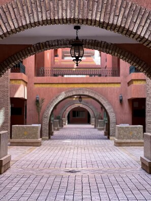 Property grounds - 🌴  Chic & Modern Apartment in the Heart of Hivernage – Pool & Premium Comfort (Marrakech)