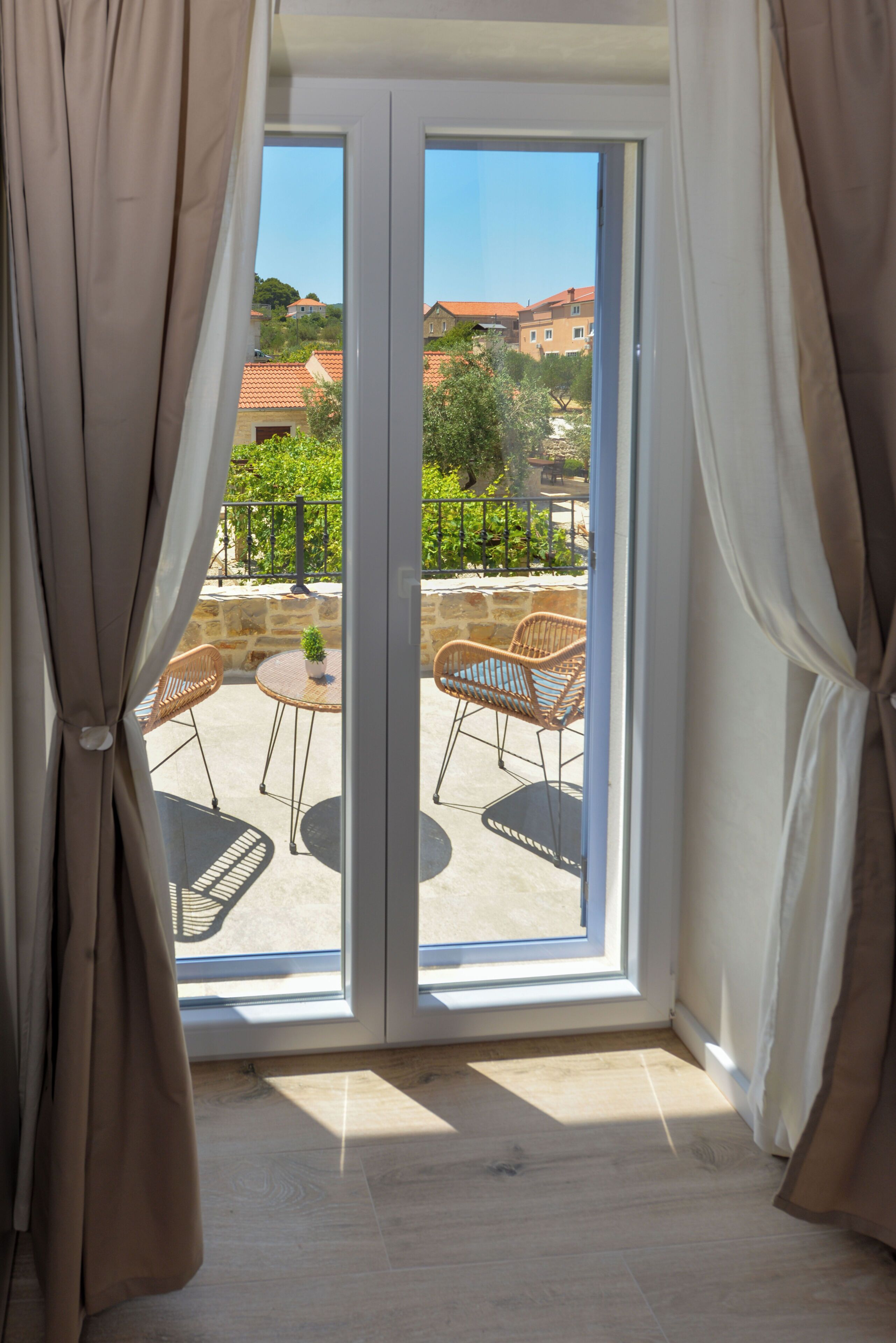 Vila luxo, sacada, vista para a praia | Cofres nos quartos, cortinas blackout, ferros/tábuas de passar roupa