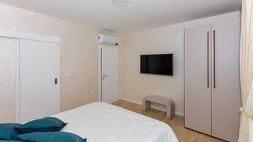 Caja fuerte, cortinas opacas, tabla de planchar con plancha