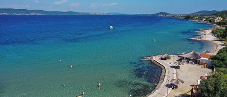 Am Strand, weißer Sandstrand, 2 Strandbars