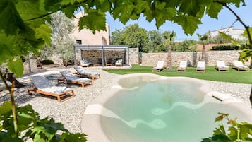 Een seizoensgebonden buitenzwembad
