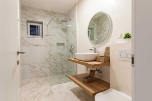 Secador de pelo, pantuflas, toallas, jabón