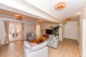 48-inch Smart TV with satellite channels - Villa (Dobropoljana)