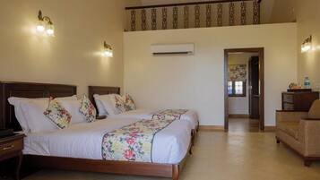 Luxury Triple Room | Desk, laptop workspace, free WiFi