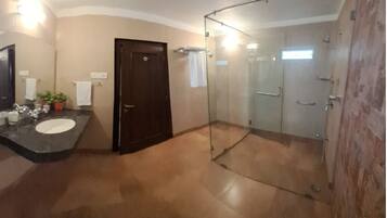 Luxury Triple Room | Bathroom | Hair dryer, towels, soap, shampoo
