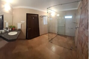 Luxury Triple Room | Bathroom | Hair dryer, towels, soap, shampoo