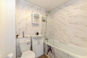 Shower, hair dryer, towels - 1 Bed- Sleeps 2 - Pet Friendly - City Centre (Preston)