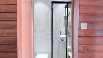 Comfort-Vierbettzimmer, Bergblick | Badezimmer | Bidet