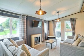 Télévision, cheminée, espaces bureaux