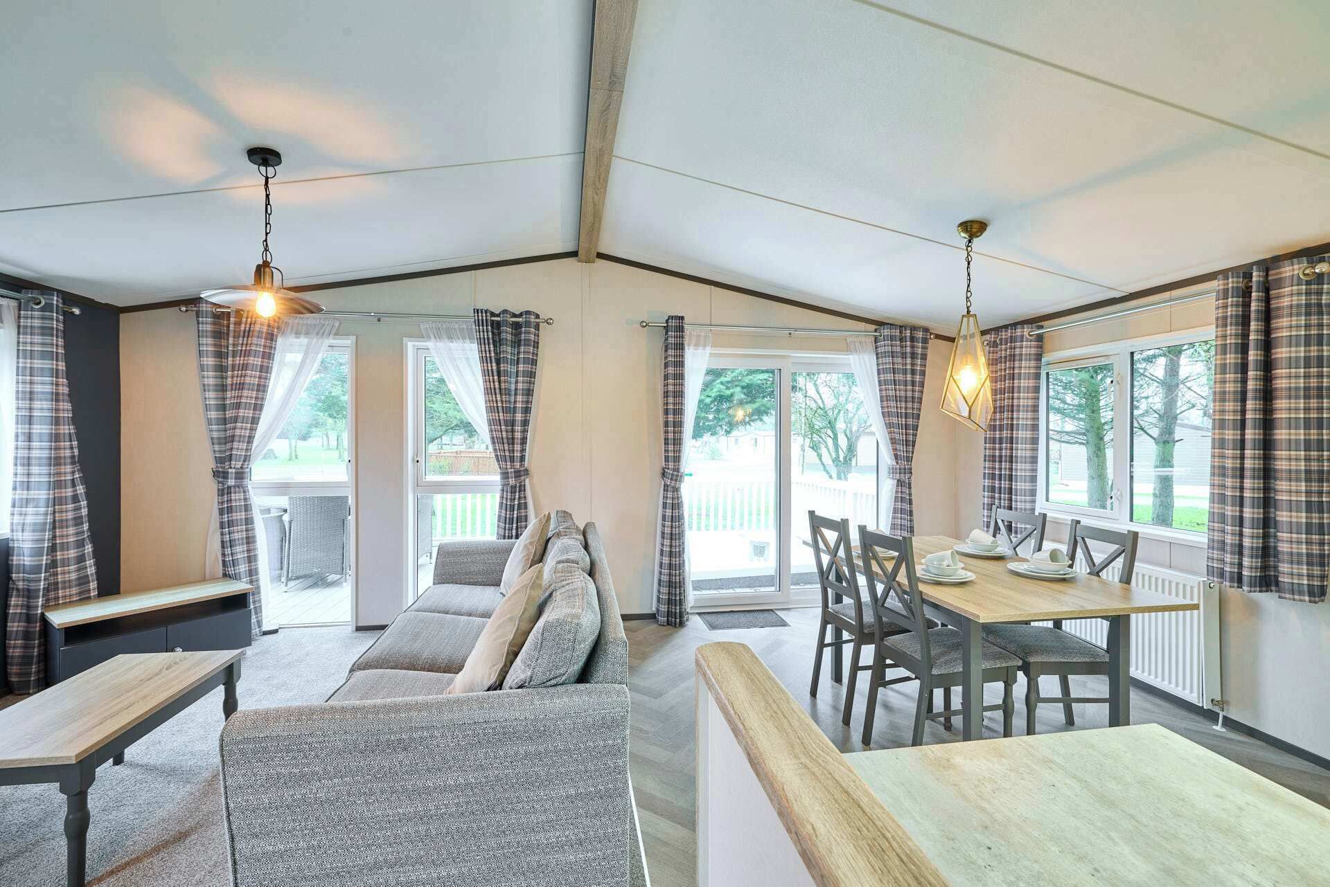 Televisión, chimenea y oficina 