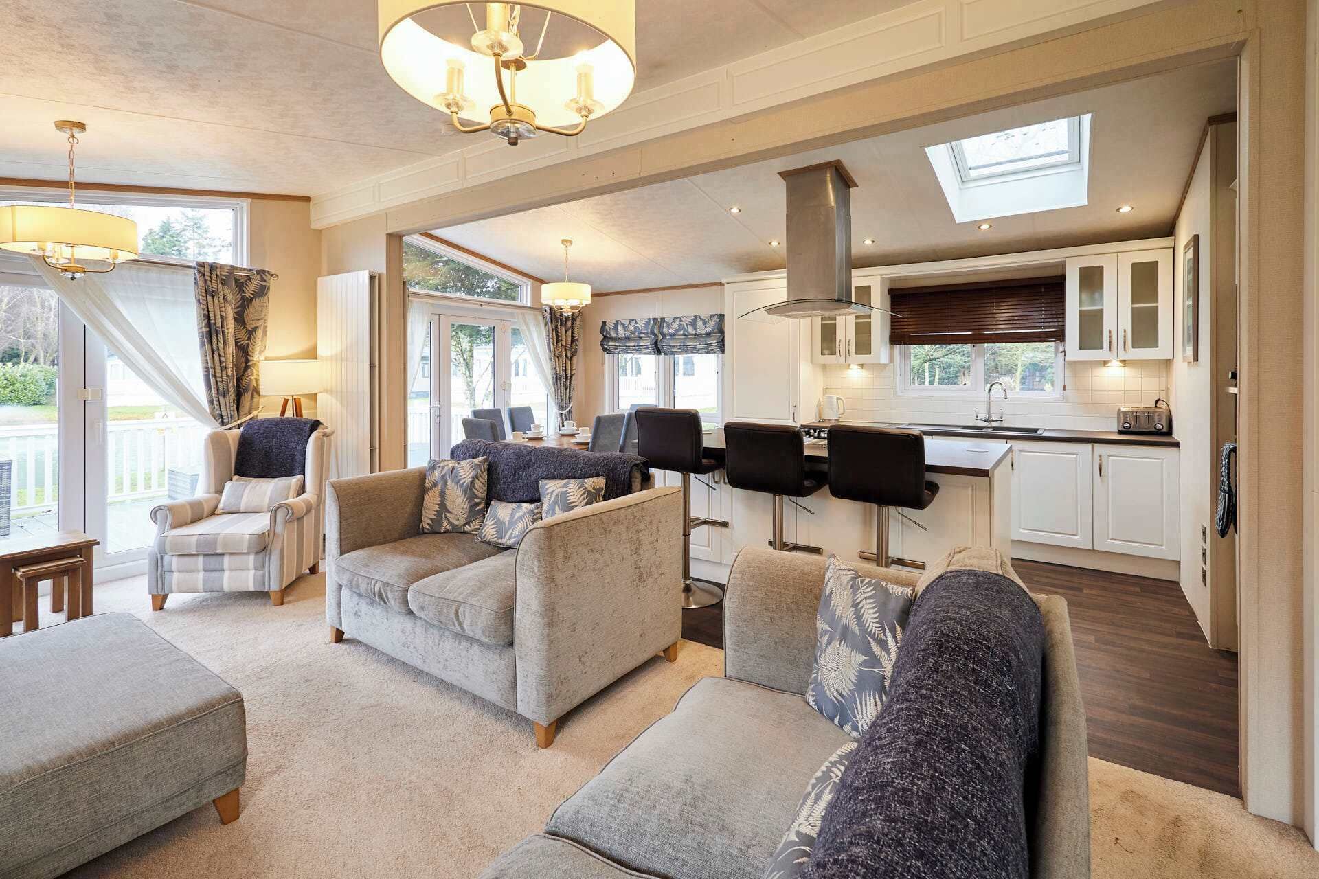 Televisión, chimenea y oficina 