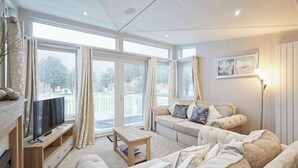 Een moderne woonkamer met een bank, een salontafel en een televisie.
