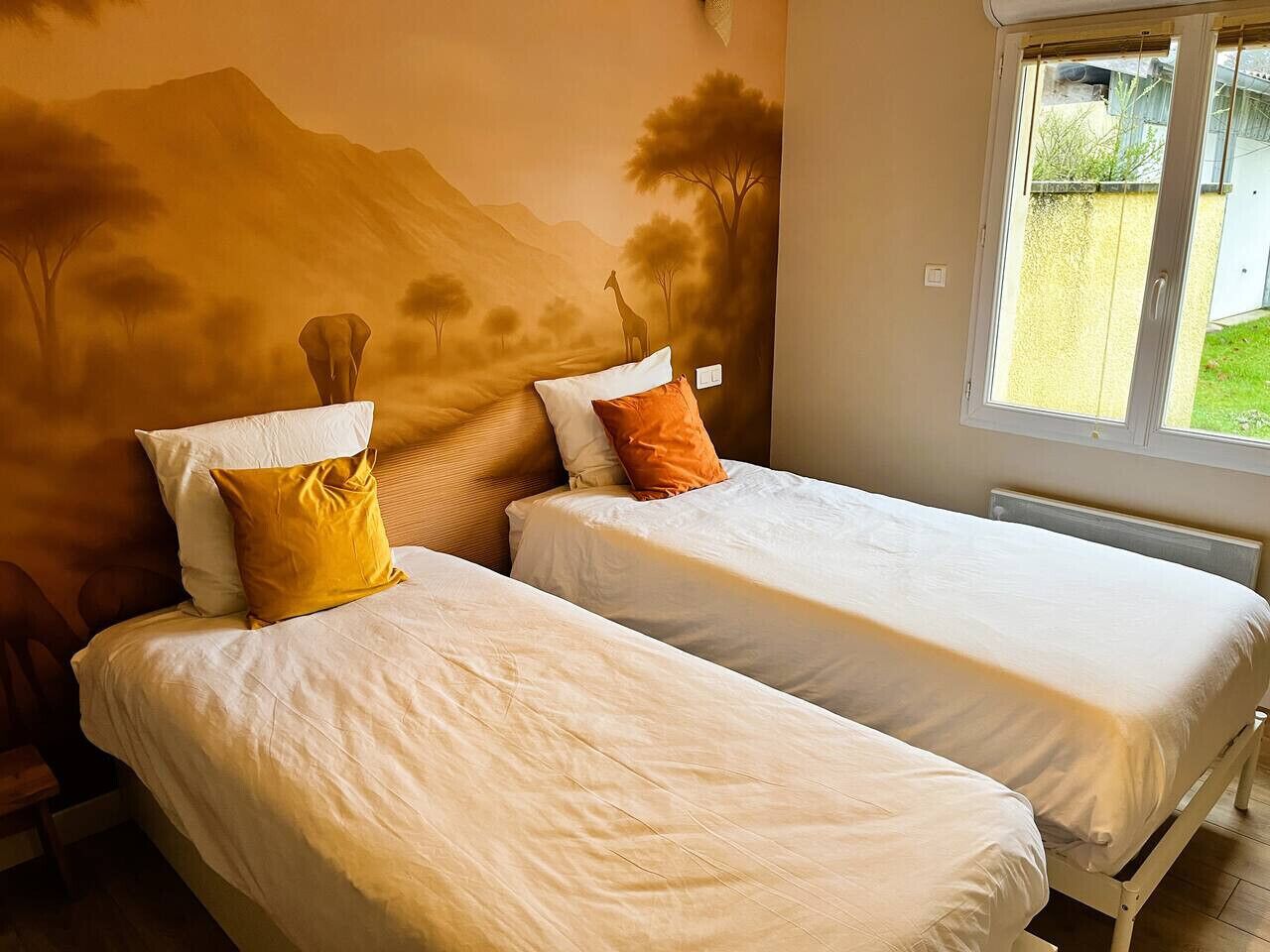 3 bedrooms, desk, iron/ironing board, travel crib