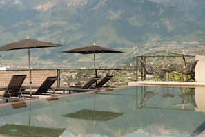 Pool - Pratenberg Apartment Weite Penthouse with Mountain View, Sauna & Rooftop Saltwater Pool (Merano)