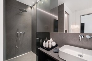 Een douche, een haardroger, handdoeken