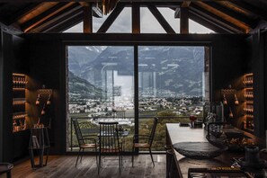 Dining - Pratenberg Apartment 'Bordeaux Penthouse' with Mountain View, Sauna & Rooftop Saltwater Pool (Merano)