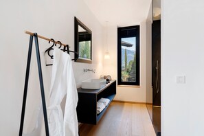 Shower, hair dryer, towels - Pratenberg Apartment 'Bordeaux Penthouse' with Mountain View, Sauna & Rooftop Saltwater Pool (Merano)