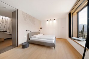 1 bedroom, WiFi, bed sheets - Pratenberg Apartment 'Bordeaux Penthouse' with Mountain View, Sauna & Rooftop Saltwater Pool (Merano)