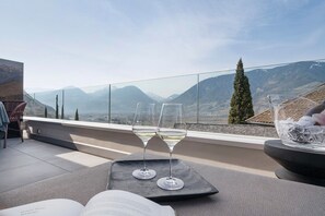 Outdoor dining - Pratenberg Apartment 'Bordeaux Penthouse' with Mountain View, Sauna & Rooftop Saltwater Pool (Merano)