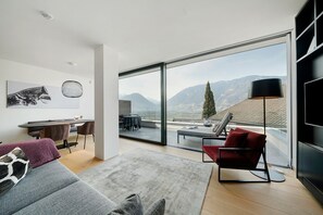 TV - Pratenberg Apartment 'Bordeaux Penthouse' with Mountain View, Sauna & Rooftop Saltwater Pool (Merano)