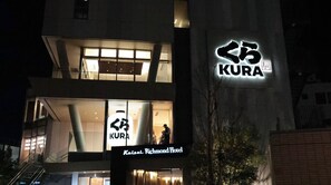 Ett hotell med en skylt på fasaden där det står ”KURA” och ”Kaisai Richmond Hotel”.