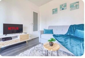 Living area - Quiet studio in Rosny - RER E, Paris 15 min (Rosny-sous-Bois)