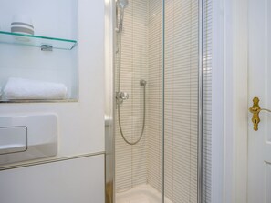 Douche, sèche-cheveux, serviettes fournies