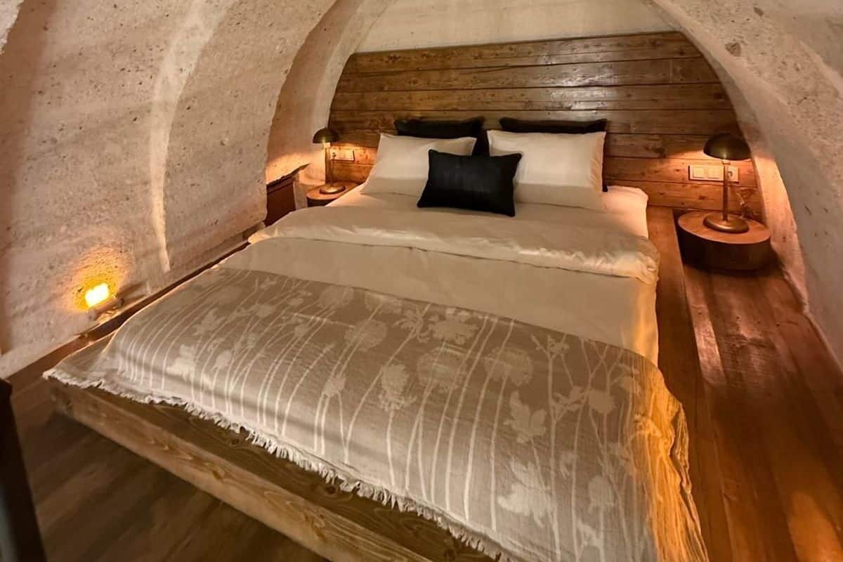 Romantic Room | In-room safe, blackout drapes, soundproofing, free WiFi