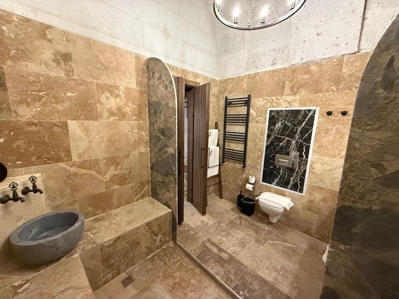 Romantic Room | Bathroom | Hair dryer, slippers, towels, soap