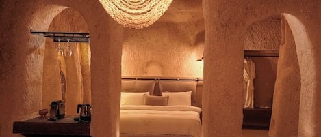 Deluxe Suite | In-room safe, laptop workspace, blackout drapes, soundproofing